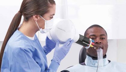 Bild einer Zahnarzthelferin und einem Patienten beim Röntgen